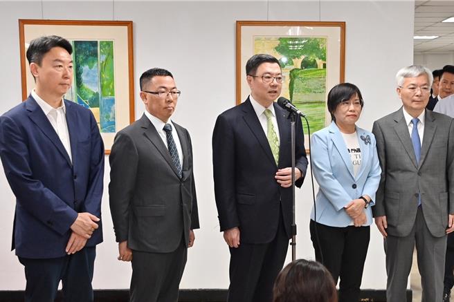 行政院長卓榮泰表示，民眾是在表達自己對國家未來前途的憂心。他已請警政署即時掌握各種狀況，同時要求警察最重要的責任在保護人民，「保護人民是我們警察的天責」，並要求警政單位一本行政中立，對立委提出的保護要求做妥善處理。（行政院提供／游念育台北傳真）