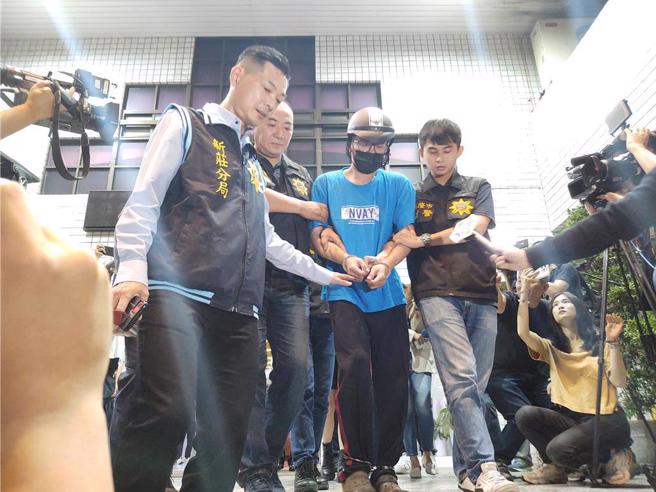 逃犯簡郁紘22日晚間7時許，警方在新莊區雙鳳路1棟公寓緝獲，晚間9時許由基隆市警局派員帶回歸案。（張鎧乙攝）