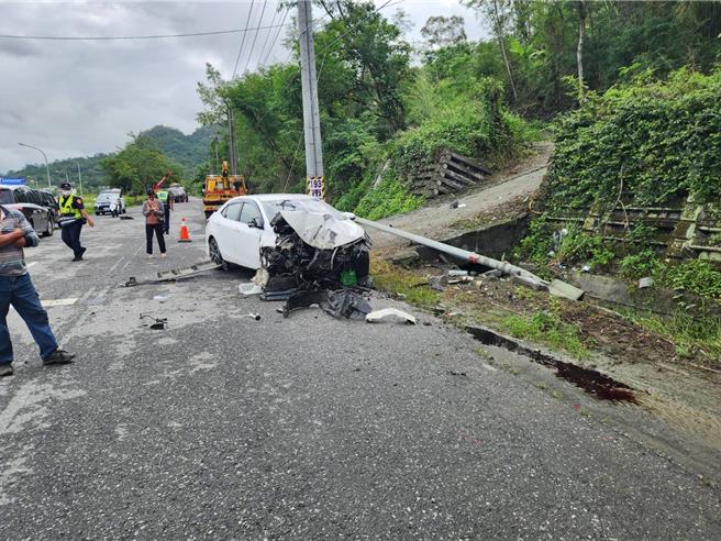 自小轿车自撞电杆，车辆严重毁损。（民眾提供）
