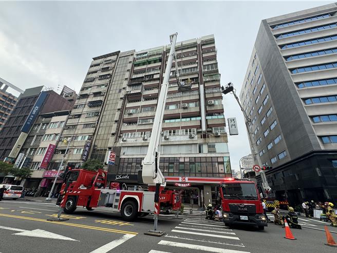 高雄前金区一处大楼今天发生火警，所幸火势于半小时左右扑灭，疏散6人无人受伤。（民眾提供／任义宇高雄传真）