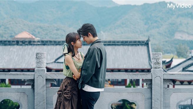 《另一种蓝》周渝民（右）与宋茜擦出爱火。（MyVideo提供）