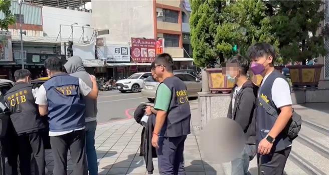 警方陆续涉案成员共39人，讯后依法送办。（翻摄照片／洪靖宜高雄传真）