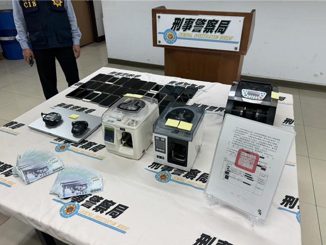 警方查扣点钞机、捆钞机等证物。（洪靖宜摄）