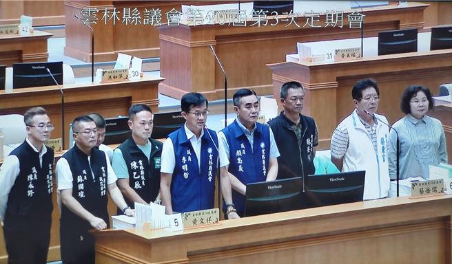 云林县议会国民党、诚信党团在总质询联合抨击民进党打民主旗帜反改革，少数暴力自打嘴巴，贬低自己。（周丽兰摄）