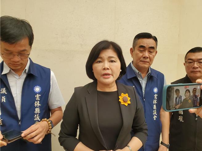 云林县长张丽善（左二）表示，民进党执政只许州官放火，不准百姓点灯。（周丽兰摄）