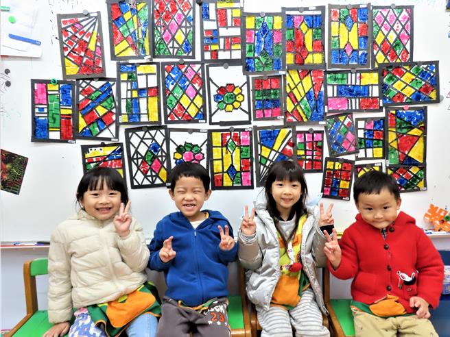 将蒙德里安融入线条窗花创作观察光影。（新北市教育局提供／张铠乙新北传真）