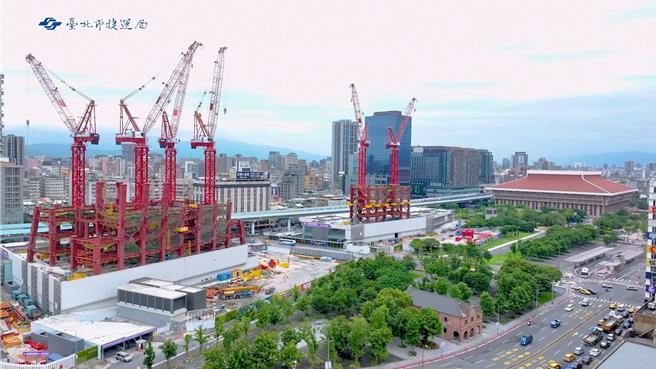 位居「國家門戶 首都地標」的台北雙星C1／D1開發大樓，2023年11月14日舉行立柱典禮後，即如火如荼地展開施工，日後將成為台北市中心最關鍵的樞紐。（北市捷運局提供／丁上程台北傳真）