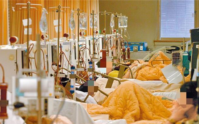 专门供应洗肾机构的「安星制药股份有限公司」今年3月出现违规，遭食药署要求停产注射液药品。洗肾示意图。（本报资料照片）