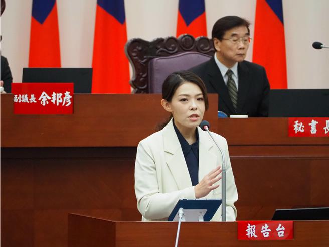 新竹市長高虹安24日在市議會定期會作施政報告，她表示，回顧過去1年多，市府團隊依循施政藍圖施政策略，務實推動市政發展，並細數10大施政策略。（陳育賢攝）