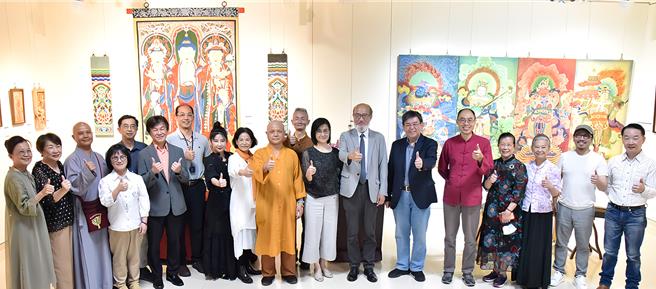 华梵大学佛教艺术学系于新北艺文中心举办「花开联献」毕业展。（华梵大学提供）