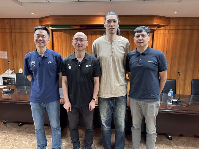 中华篮协副秘书长张承中(左至右)、主持人政大法律系老师林江和、职篮工会理事长曾文鼎与办公室副主任叶子彧。(黄及人摄)