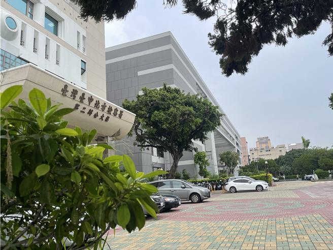 台中市蔡姓数学补教老师，涉嫌引诱女学生自拍裸照，载到摩铁性侵得逞，遭台中地院判有期徒刑2年，缓刑5年。（王煌忠摄）