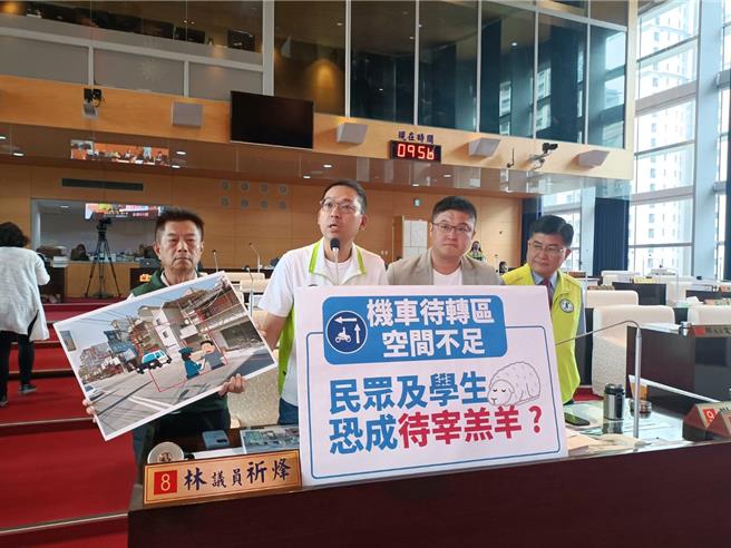 台中市議員林祈烽（左二）24日指出，東海別墅為熱鬧學區，機車流量相當大，但台灣大道和國際街口的待轉格過小。（陳淑娥攝）
