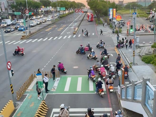 東海別墅為熱鬧學區，機車流量相當大，但台灣大道和國際街口的待轉格過小。（市議員林祈烽提供）