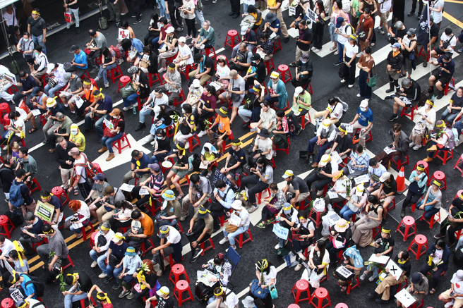 超过50个民团24日号召民眾在立法院外青岛东路与济南路集结，要求将《立法院职权行使法》与《中华民国刑法》藐视国会罪等修法法案退回委员会重审。（邓博仁摄）