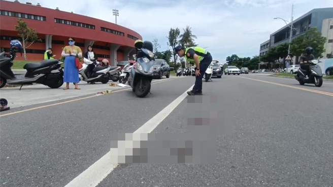 台東市桂林北路一名婦人遭機車撞上，當場失去生命跡象。（讀者提供／蔡旻妤台東傳真）