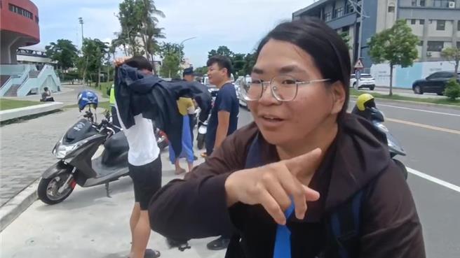 休假中的馬偕醫生吳佩珊騎腳踏車經過車禍路段，趕緊協助救人。（讀者提供／蔡旻妤台東傳真）