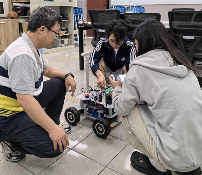 台科大自动化及控制研究所所长杨振雄博士表示，AI需要大量的数据判读、机械人需要整合型的程式，这些并不是一蹴可几，希望产业界能进一步和学校深化合作，携手为台湾走在世界的前端一起打拚。（主办单位提供）