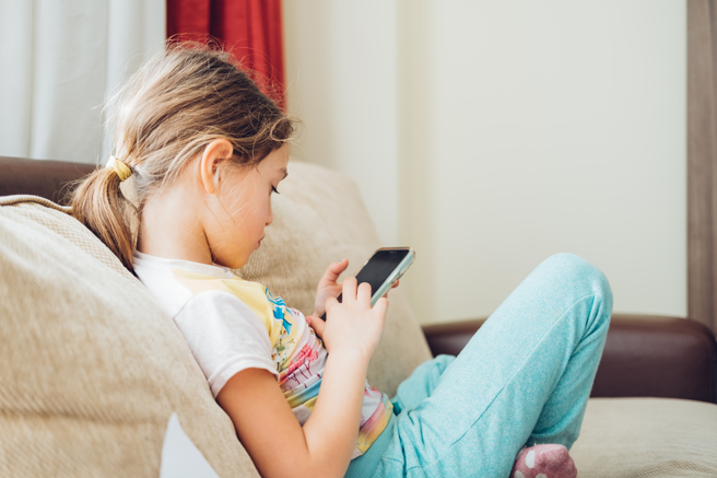 教育部建「中小学资讯素养与认知网站」，引导孩童正确使用网路。（示意图：shutterstock／达志）