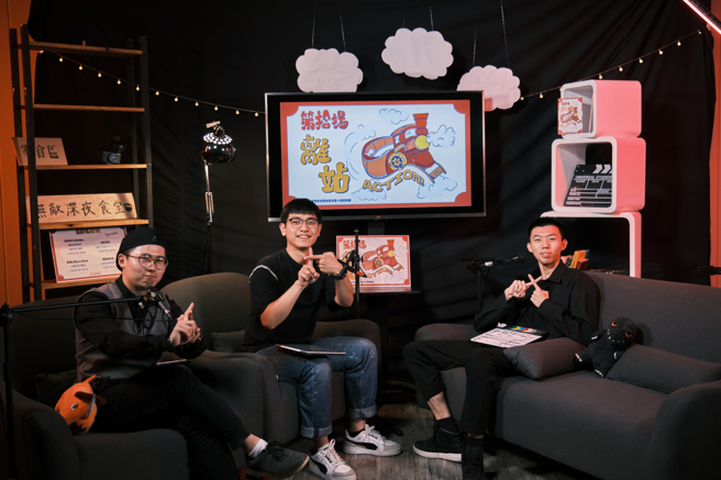 十屆線上畢業影展《第拾場：離站 Action》，透過播客、廣告、節目、短片、劇本、論文甚至是VR等媒介，展現給大家不同以往的影視系。(照片/義守大學提供)