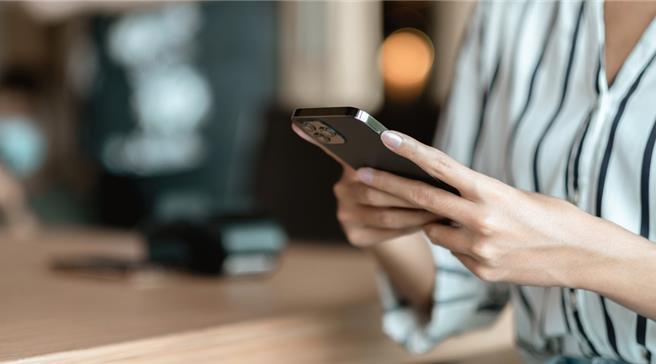 从事场地布置的王小姐前几天收到诈骗讯息。（中时资料照）