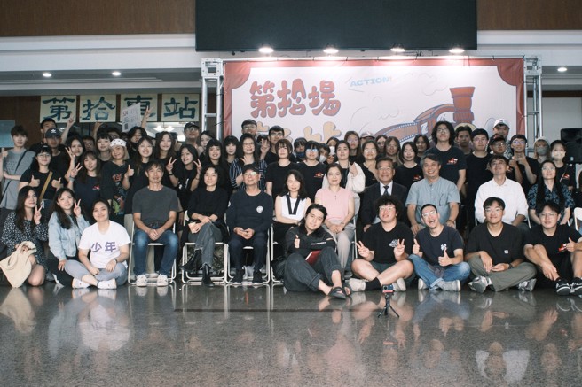 義守大學影視系今年的畢業影展以「離站」為主題，象徵著即將畢業的學生們如同列車即將駛離車站，踏上未來的旅程。(照片/義守大學提供)