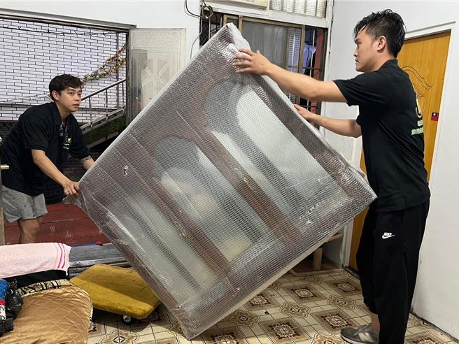 美国在台协会AIT捐赠新北市28件二手物资，于昨（23）日由新北市环保局「幸福小站－余裕物资媒合平台」媒合捐给7个弱势家庭及1处中途之家获得帮助。（新北市环保局提供）