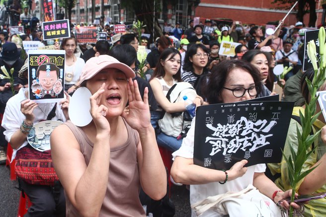 超过50个民团24日号召民眾在立法院外青岛东路与济南路集结，要求将《立法院职权行使法》与《中华民国刑法》藐视国会罪等修法法案退回委员会重审。（邓博仁摄）