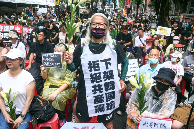 超过50个民团24日号召民眾在立法院外青岛东路与济南路集结，要求将《立法院职权行使法》与《中华民国刑法》藐视国会罪等修法法案退回委员会重审。（邓博仁摄）