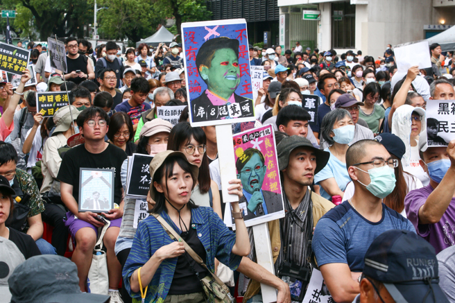 超过50个民团24日号召民眾在立法院外青岛东路与济南路集结，要求将《立法院职权行使法》与《中华民国刑法》藐视国会罪等修法法案退回委员会重审。（邓博仁摄）