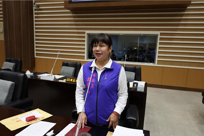 苗栗縣議會總質詢，縣議員鄭碧玉關心苗栗市老舊建築都更問題。（謝明俊攝）
