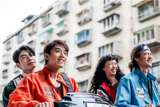 宋柏纬（左后）、初孟轩（左前）、王渝屏（右后）、夏腾宏四人组成「环南四少」揭开穿越时空序幕。（CATCHPLAY提供）