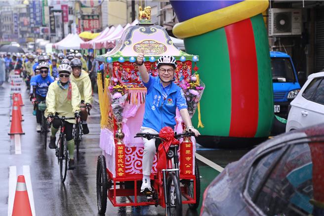 苗栗市公所「2024苗栗鐵馬進香文化活動」24日上午開騎，市長余文忠領騎新的媽祖鐵馬三輪車。（苗栗市公所提供／謝明俊苗栗傳真）