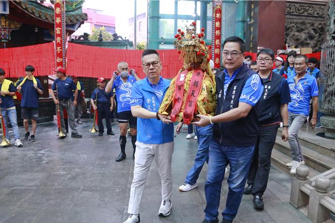 苗栗市公所「2024苗栗鐵馬進香文化活動」24日上午開騎，市長余文忠與市代會主席陳仁杰恭請媽祖啟駕。（苗栗市公所提供／謝明俊苗栗傳真）