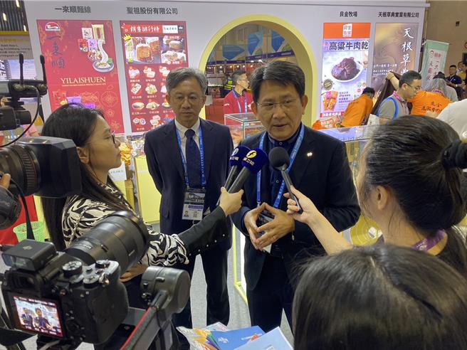 金酒廈門公司董事長謝世傑(右二)接受陸媒採訪，強調金酒在大陸的行銷不餘遺力，努力將金門高粱的優質產品，透過展位的方式，推薦給大陸居民。(圖／金門縣政府提供)