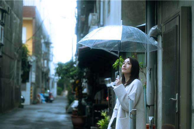 Gordon Flanders（右）新歌MV邀来柯佳嬿合作。（Daymaker Creatives提供）