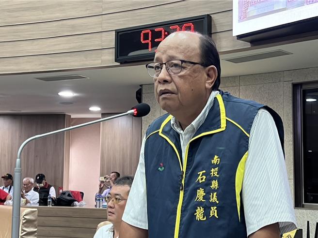 南投縣議員石慶龍質詢，指警方偷降速開單，害無辜民眾遭開單記點，要警方為開單疏失負起責任。（楊靜茹攝）