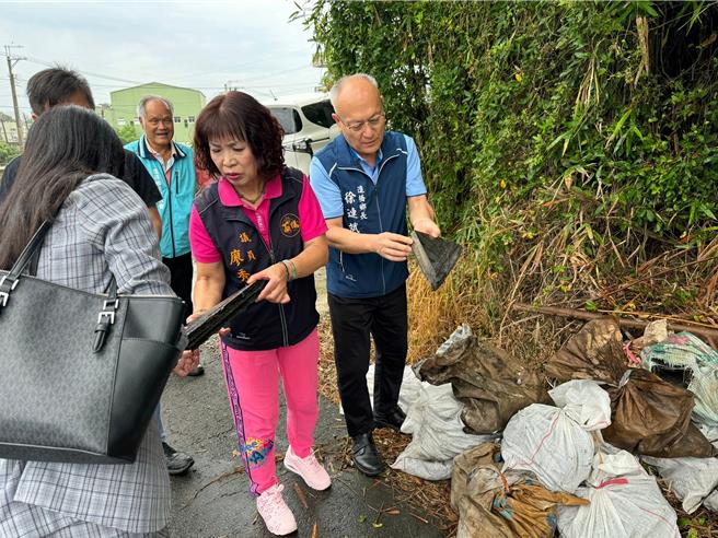 不法人士利用深夜驾驶载运塑胶废料，偷倒在造桥乡朝阳村台13甲线道路旁偏僻农路，造桥乡长徐连斌及县议员廖秀红获报赶往查看。（造桥乡公所提供／谢明俊苗栗传真）