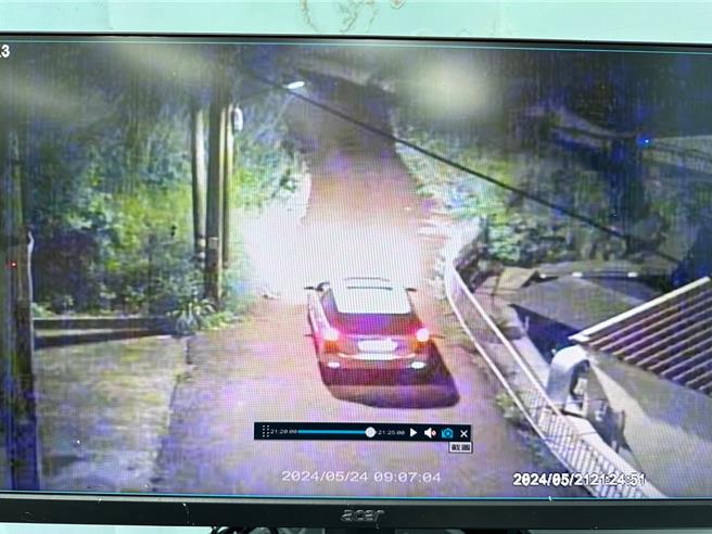 不法人士利用深夜驾驶载运塑胶废料，偷倒在造桥乡朝阳村台13甲线道路旁偏僻农路，造桥乡长徐连斌及县议员廖秀红获报赶往查看，乡公所已掌握对象车辆。（造桥乡公所提供／谢明俊苗栗传真）