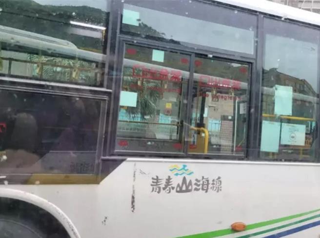 基隆市一辆基隆客运的「青春山海线」791路线客运，今日上午行经基隆市北寧路时，不慎撞击人行道上的台电的变电箱，当下造成附近253户临时断电，下午2时已全部修復电完毕。（翻摄画面／徐佑升基隆传真）