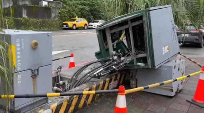 基隆市一辆基隆客运的「青春山海线」791路线客运，今日上午行经基隆市北寧路时，不慎撞击人行道上的台电的变电箱，当下造成附近253户临时断电，下午2时已全部修復电完毕。（翻摄画面／徐佑升基隆传真）