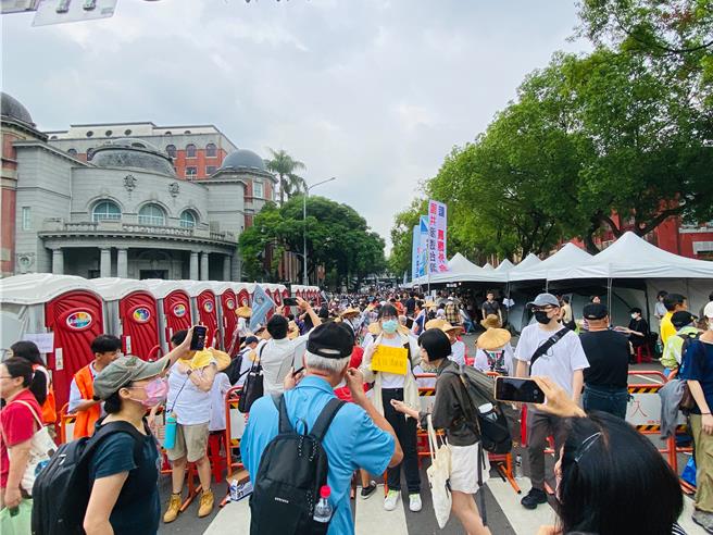 警方將3撥不同訴求的團體隔開，並各開通道讓其進入。（警方提供）