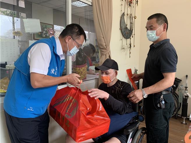 苗栗县警局长陈世煌，特别在6月15日警察节前夕，24日亲率相关单位主管，慰问因公失能退休员警。（苗栗县警局提供／谢明俊苗栗传真）