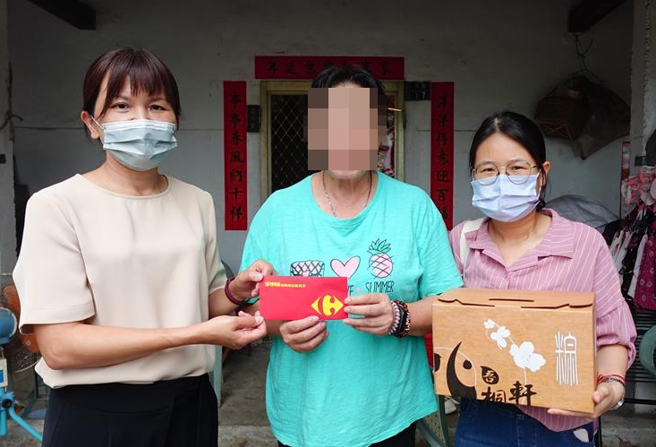 苗栗看守所推動家庭支持與援助家庭方案，於端午節前夕啟動「及時雨─物資關懷」方案，關懷低收戶收容人家屬。（苗栗看守所提供／謝明俊苗栗傳真）
