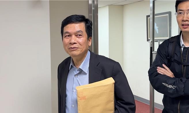 京華城容積獎勵案審議時，擔任北市都發局長一職、現任國家住都中心執行長黃景茂，24日上午出席北市議會專案調查小組會議。（丁上程攝）