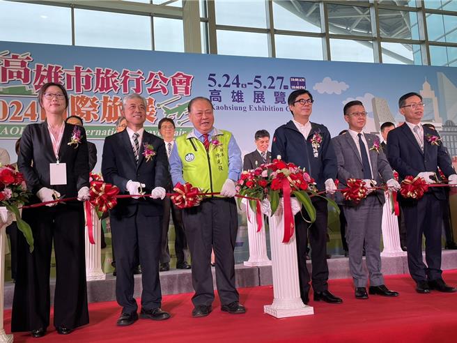 2024高雄旅行公会国际旅展24日在高雄展览馆盛大开幕，首日共吸引数万人朝圣，高雄市长陈其迈也到场共襄盛举。（洪浩轩摄）