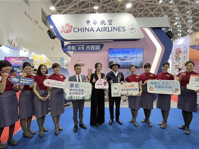 2024高雄旅行公会国际旅展24日在高雄展览馆盛大开幕，首日共吸引数万人朝圣，高雄市长陈其迈也到场共襄盛举。（洪浩轩摄）