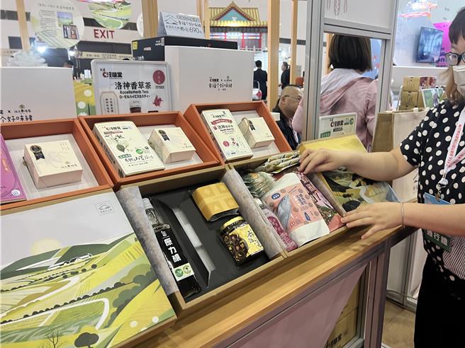 客家委员会客家主题馆为挺花莲地震灾区，现场展售由10家花东客庄产业业者共同开发的「幸福台九线联名礼盒」及花东客庄产品，提升花东客庄青农产品的能见度，同时为地震灾区尽一分心力。（洪浩轩摄）