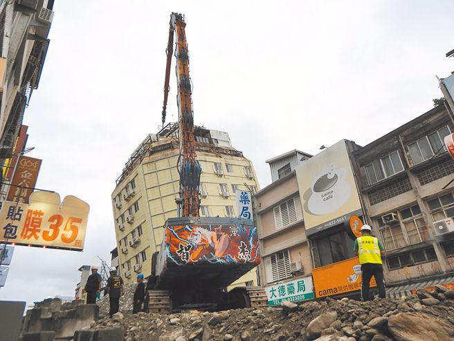 端午连假快到了，观光署统计各县市订房率，花莲仅剩下9.38%。图为因地震倾斜被拆除的富凯大饭店。（本报资料照片）