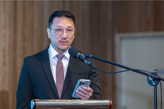 嘉新水泥今(24)日召開股東會，董事長張剛綸提到公司面對地緣政治與防止碳洩漏的因應之道。(嘉泥提供)